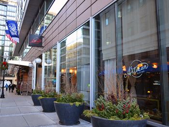 Easy access to shopping & dining